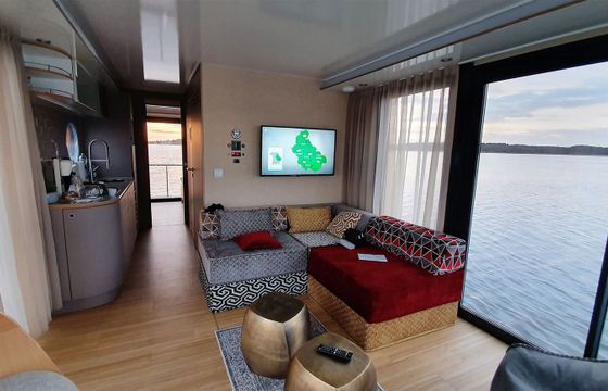 Nautilus Houseboat Water Lodge