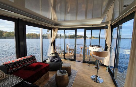 Nautilus Houseboat Water Lodge