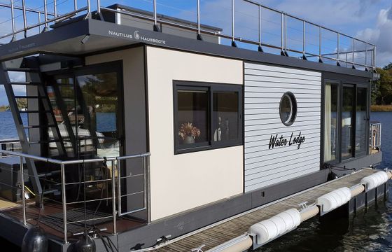 Nautilus Houseboat Water Lodge