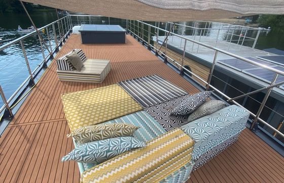 Nautilus Houseboat Water Lodge