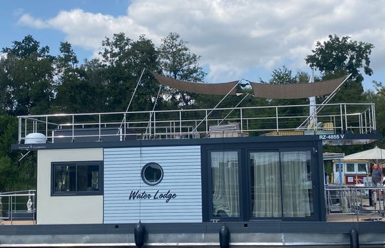 Nautilus Houseboat Water Lodge