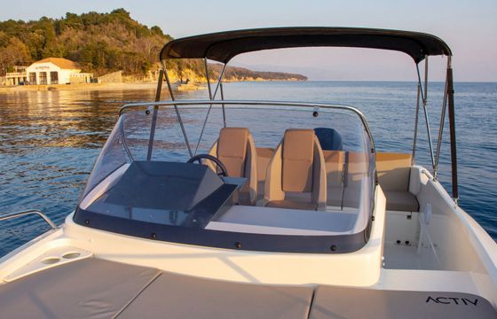 Quicksilver 675 Activ Sundeck