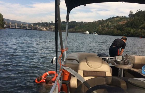 Sun Tracker Party Barge 22 DLX Gaya