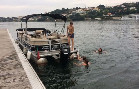 Sun Tracker Party Barge 22 DLX Gaya