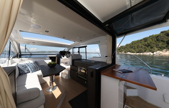Sealine C335V Stormi