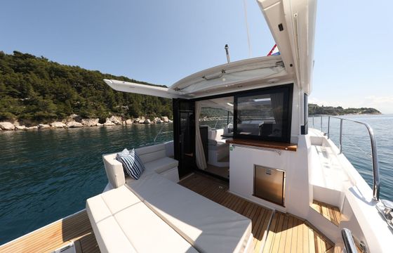 Sealine C335V Stormi