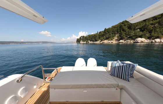 Sealine C335V Stormi