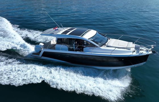 Sealine C335V Stormi