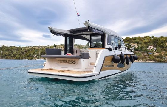 Sealine C390 Tireless