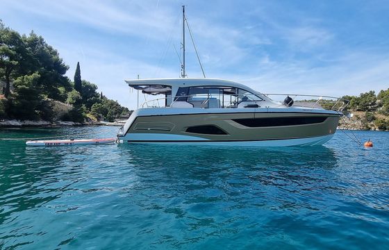 Sealine C390 Tireless