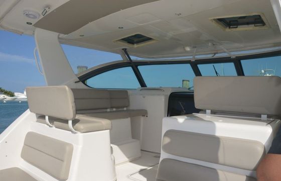 Tiara 38 La Santa