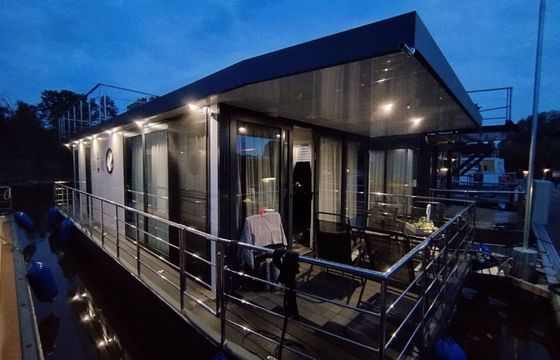 Waterbus S.C. Independent 10 H + M Lounge