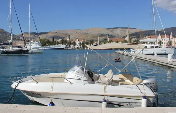 Beneteau Flyer 550 Sun Deck -Rental in Trogir, Croatia - Cuddy Cabin/Walk Around