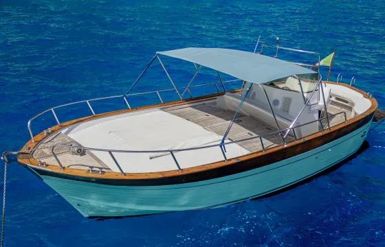 Capri Awaits: Cruise in Style with the Apreamare 9 Gozzo!