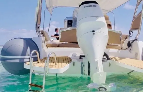 Eric welcomes you on board of Corail Bleu, boarding Pointe a Pitre