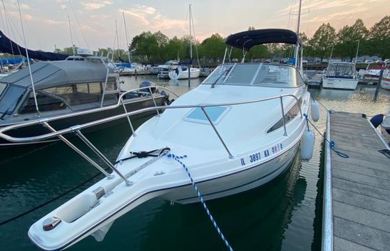 Explore Lake Michigan with the 27’ Bayliner Ciera Sunbridge Yacht from Waukegan