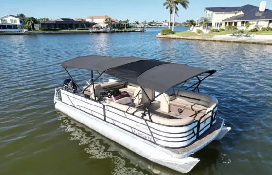 Godfrey Sweetwater 2486 SFL Lounge with a 200HP engine