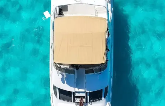 Experience Cancun on our Sea Ray Flybridge 50 Pies Motor Yacht!