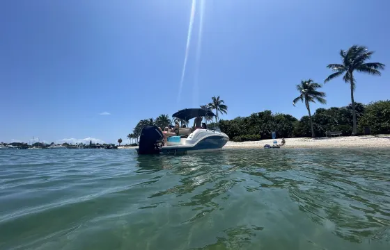 Experience the Fort Lauderdale Finest with Sea Ray 250 SDX Outboard Bowrider