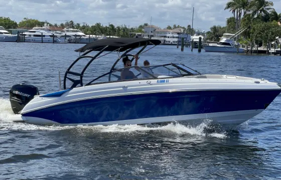 Fast powerful Rinker Q5 11 people 350 HP in Ft. Lauderdale
