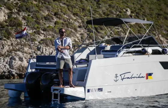 Nuva M9 Motorboat with 300hp – Cruise Komiža in Style