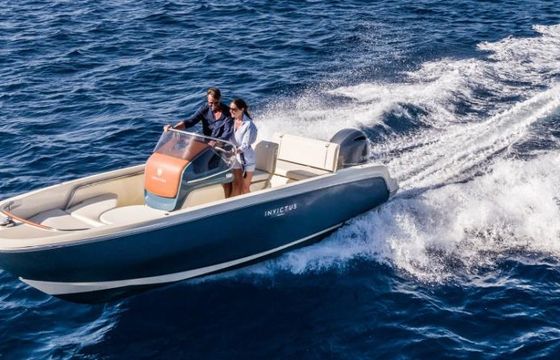 Hire Invictus FX 200 Powerboat in Cala D'or, Illes Balears