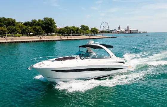 37ft Beautiful Sea Ray Venture Motor Yacht - Explore Chicago's Famous Playpen