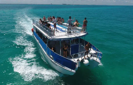 48' Motorboat Catamaran Private Charter / Capacity 65 people