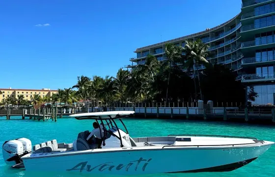 36’ Avanti Private Charter in Nassau | Swimming Pigs, Snorkeling & Sandbars