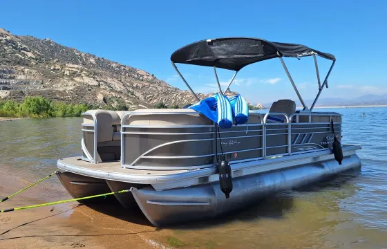 Fun in the sun onboard 24ft V-6 2023 Tritoon Sun Tracker