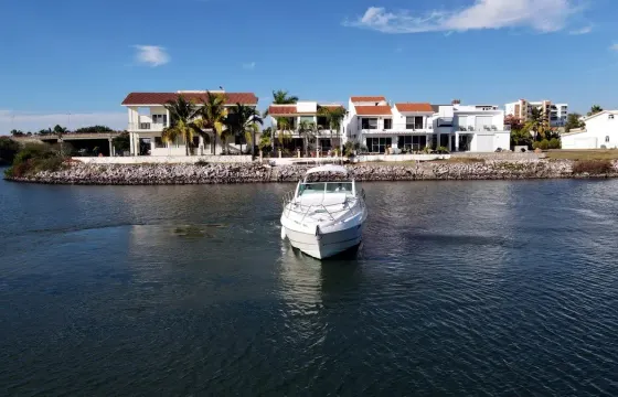 48ft Fairline Yacht in Mazatlán for 15 Guests with Captain