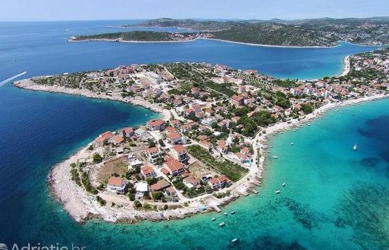 Rent a License Free MSport 500 Powerboat in Vinišće