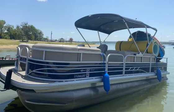 24ft SunTracker Party/Fishing Pontoon at Joe Pool Lake, Texas