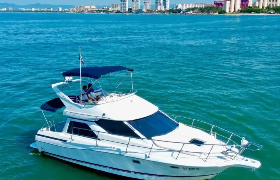 Lovely Bayliner 32 Motor Yacht for Charter in Puerto Vallarta, Mexico