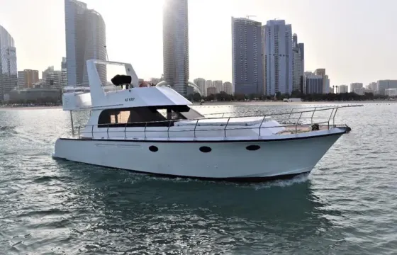 Twin Engine 30ft Motor Yacht Charter in Abu Dhabi