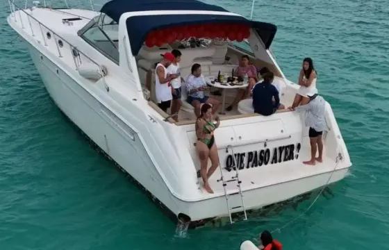 55ft Sea Ray Sundancer Motor Yacht in Cancún - up to 17 people capacity