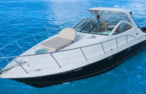 Experience Luxury & Fun on Our Doral Hawaii 42 ft Private Charter!