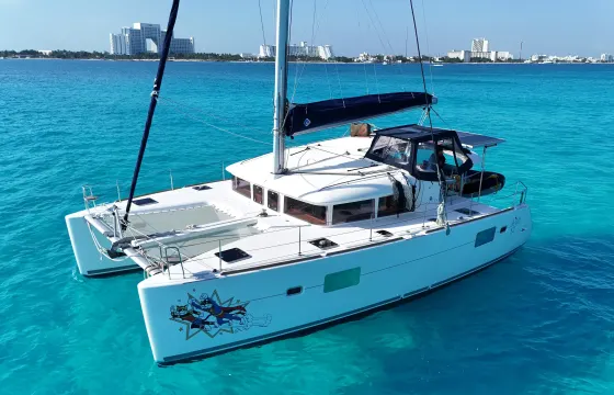 42ft Luxury Catamaran Private Charter / Capacity 40 people