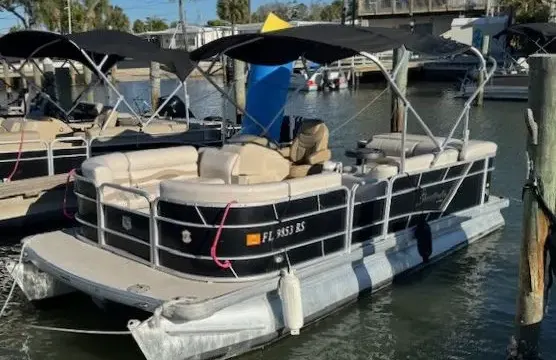 Boat fun in the sun with Sweetwater 2086 Cruise Pontoon