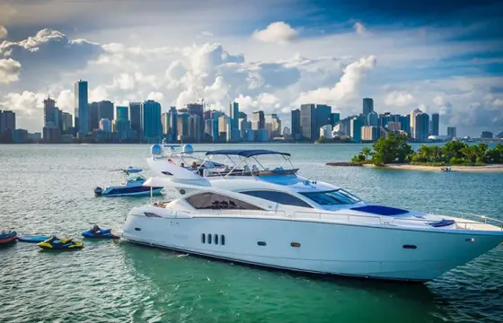 Luxury Sunseeker  – Exclusive Yacht Experience with Jacuzzi in Miami