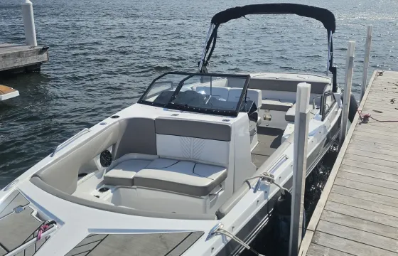 Lake Minnetonka Luxury Sport Deck Boat for 14 people