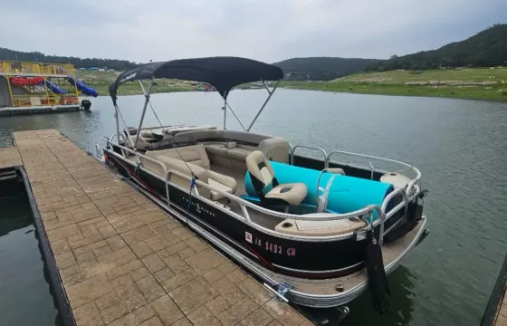 12 Guest 22' Sun Tracker Pontoon for rent on Lake Travis $150/hr