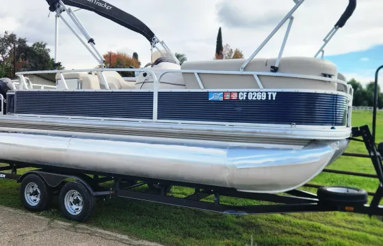 Pontoon Boat 21ft Sun Tracker for 11 passengers on Bass Lake