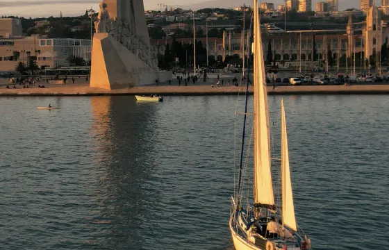 Private Sailing: 4 Hours of Monument Views and Swimming Stop!