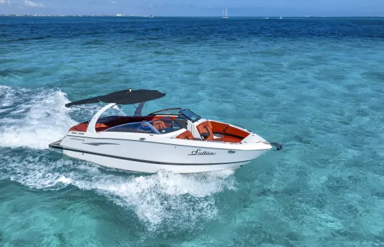 27ft Four Winns in Cancun – Modern Yacht with Sporty Look