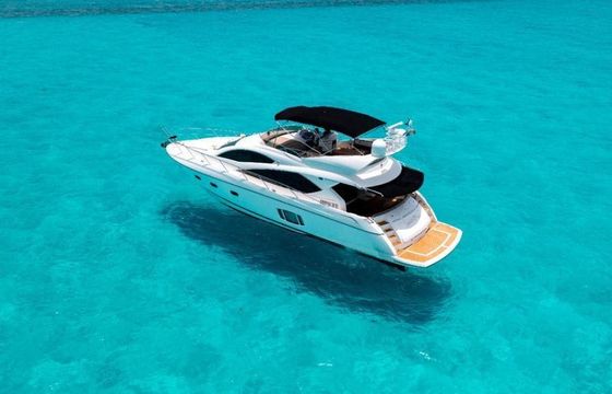 Amazing 64ft Flybridge Motor yacht in Cancún and isla mujeres holds 20 person!