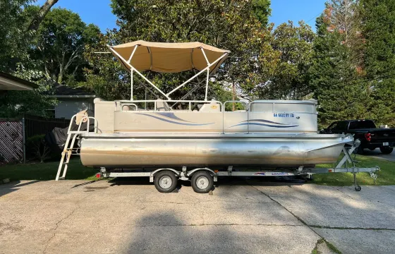 20ft Avalon LS 2100 Pontoon Boat - 10 Passenger Capacity