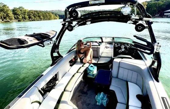 The Ultimate Lake Hang – Wakeboat Charter for the Whole Crew in!