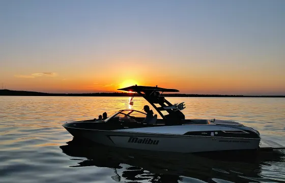 Come Surf with our boat 23ft Malibu LSV Wakesetter