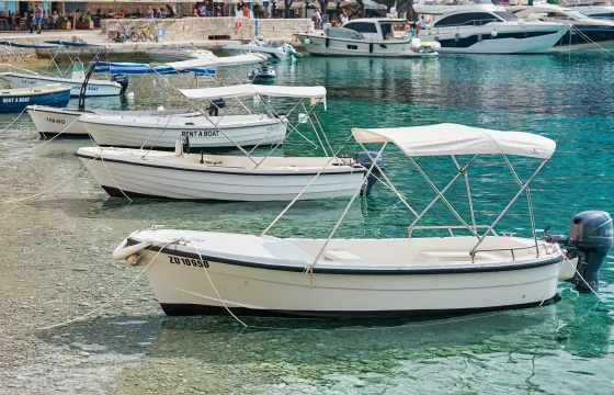 Rent Betina 500 Powerboat in Bol Croatia